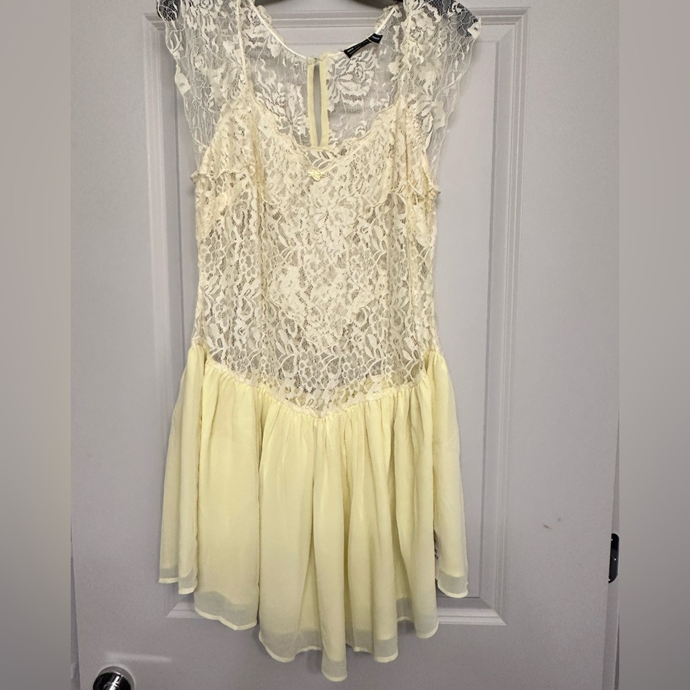 ASOS DESIGN - Mixed lace mini tea dress in Butter Yellow - US 12